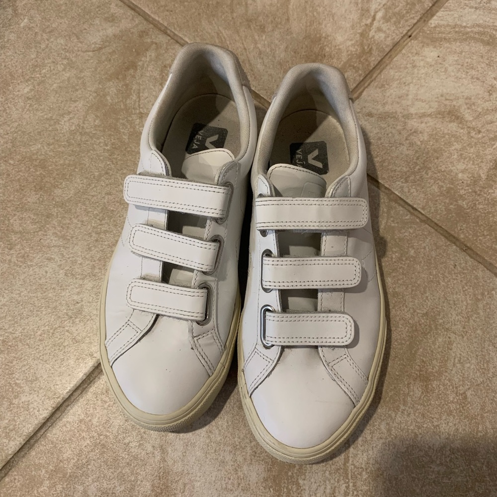 Womens Recife Veja Sneakers- Size 6